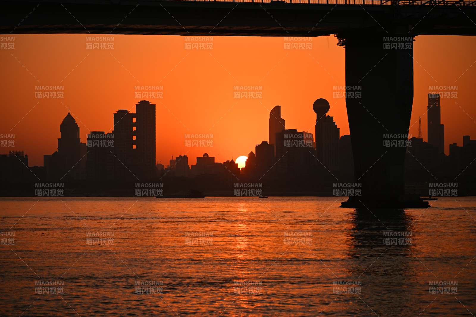 夕陽下的城市剪影