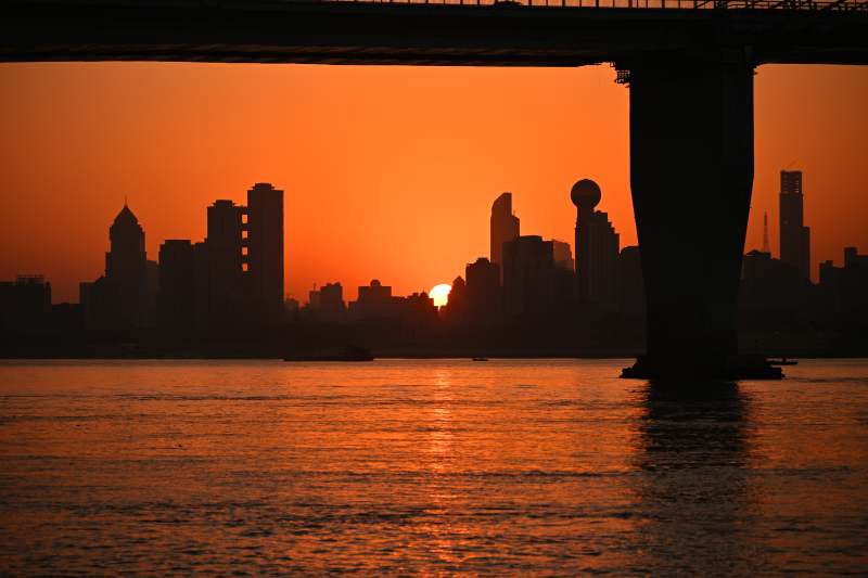 夕陽下的城市剪影
