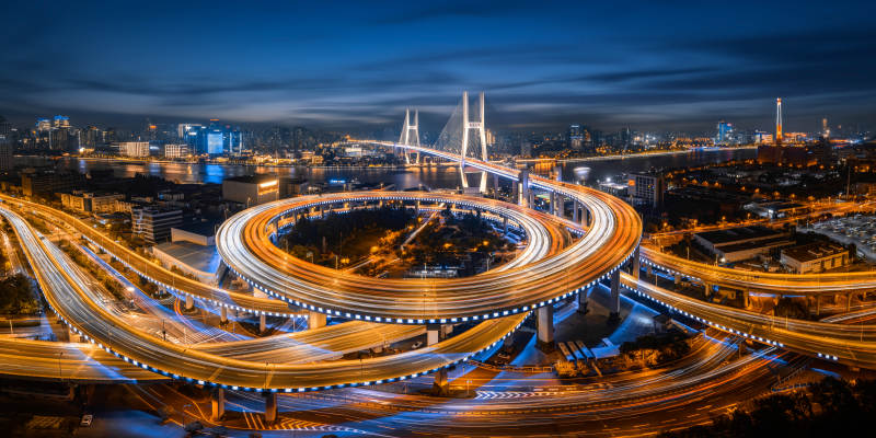 夜幕下的城市立交橋