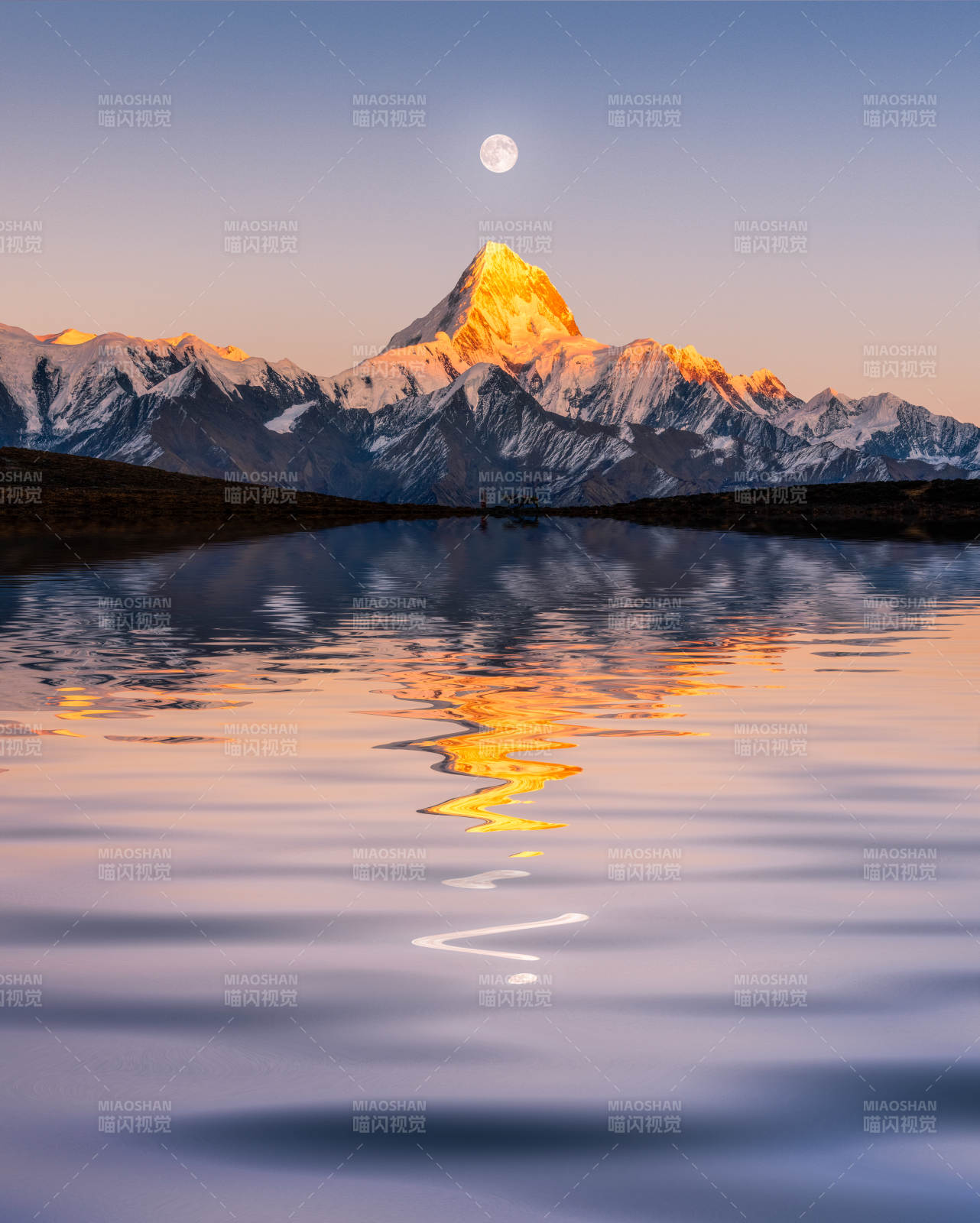 雪山映月 湖水如鏡