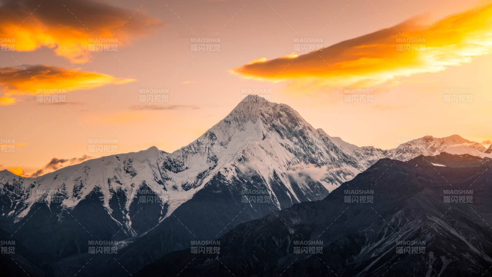 雪山夕照 壯麗景色