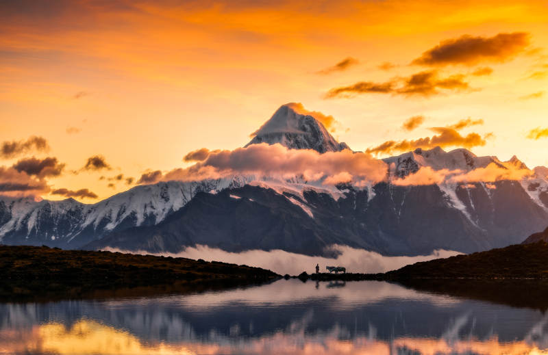 雪山湖畔夕陽(yáng)美