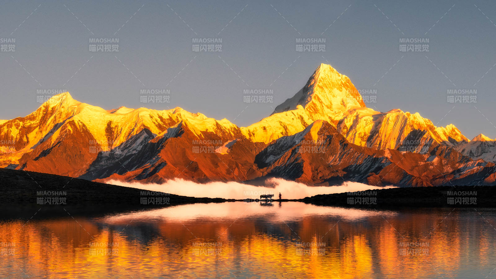 雪山倒影湖面 晨光璀璨