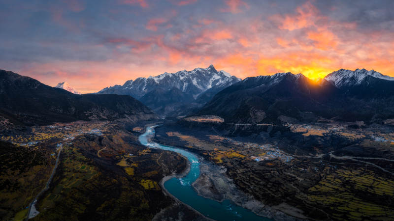 雪山河谷夕陽美景