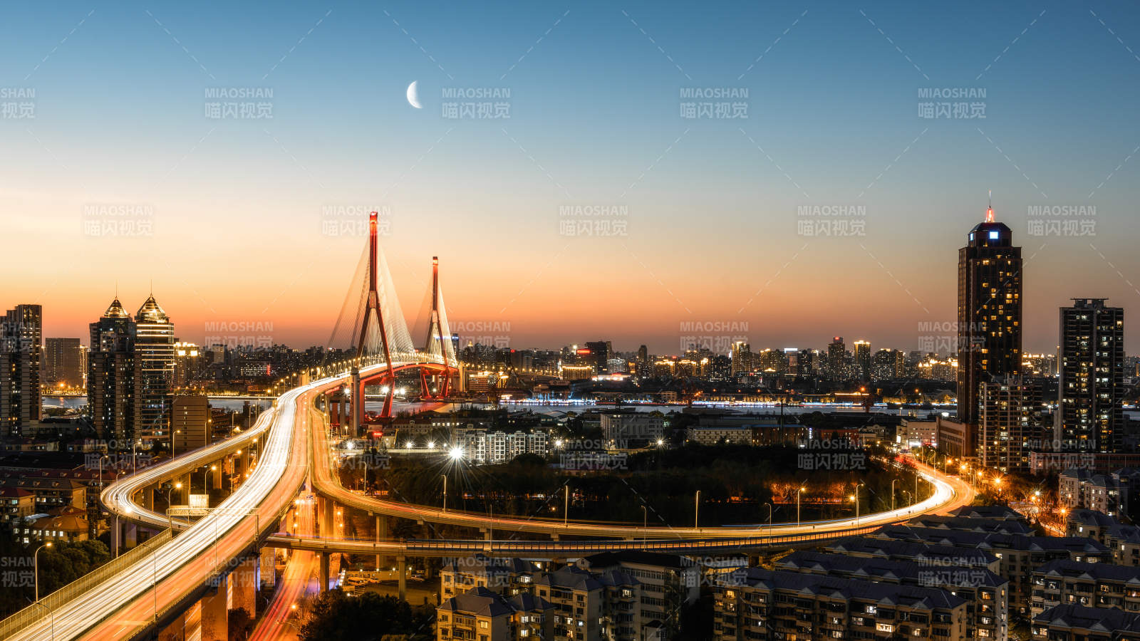 城市夜景與橋梁燈火輝煌