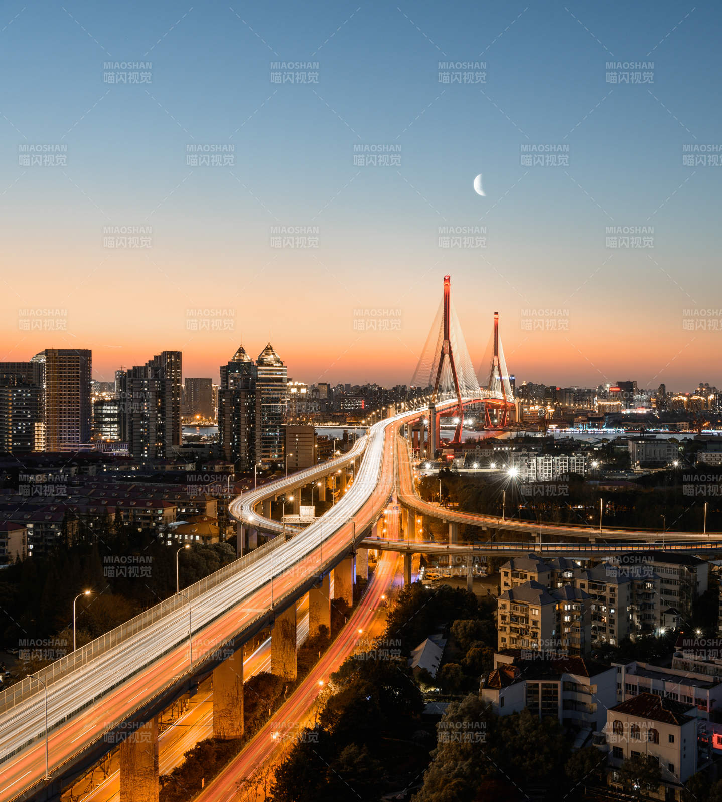 城市夜景與橋梁燈火輝煌