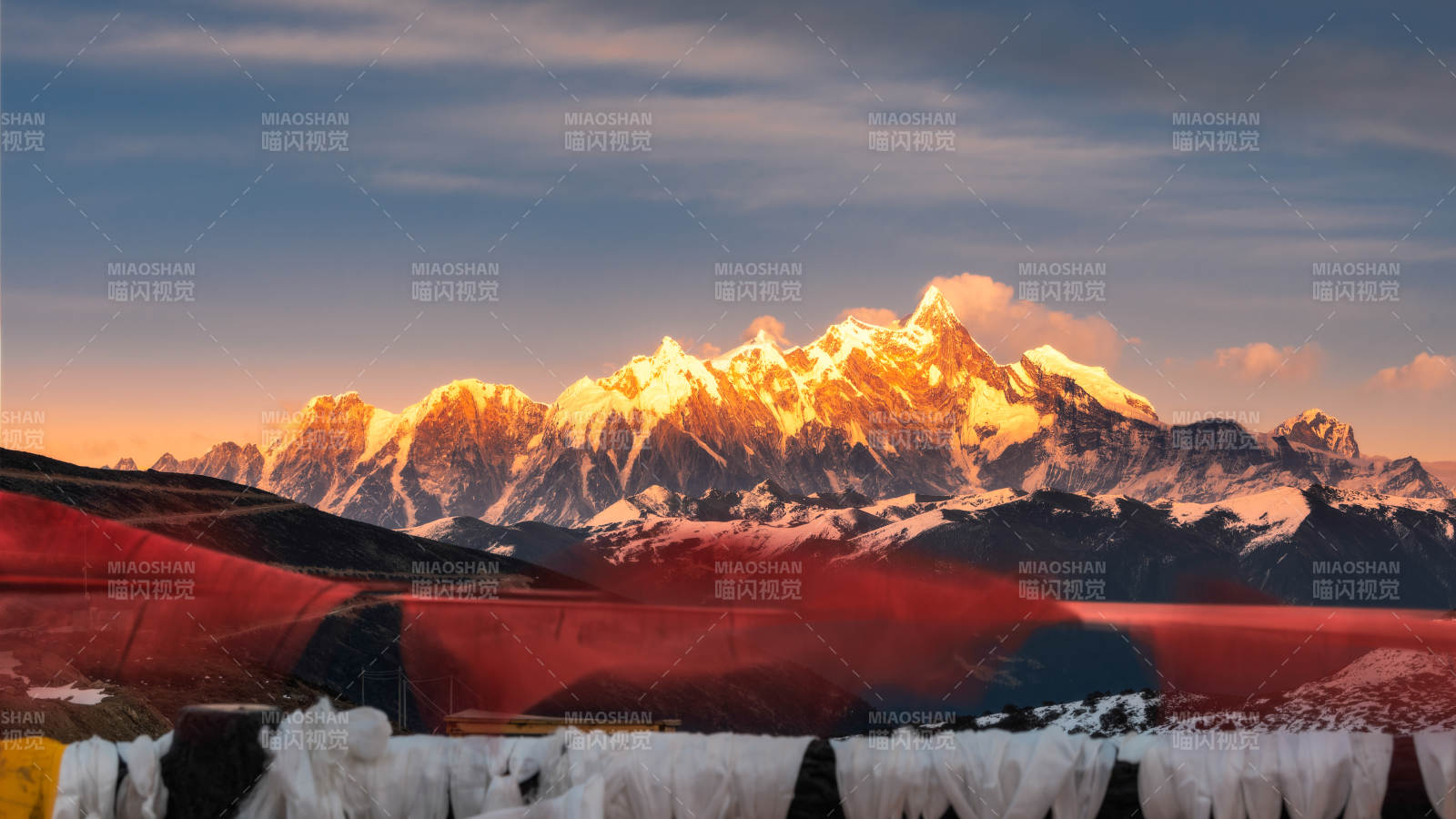 雪山日出 經幡飄揚