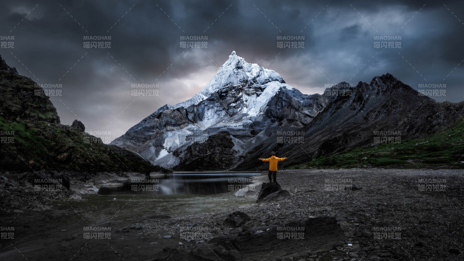 雪山下的孤獨旅人