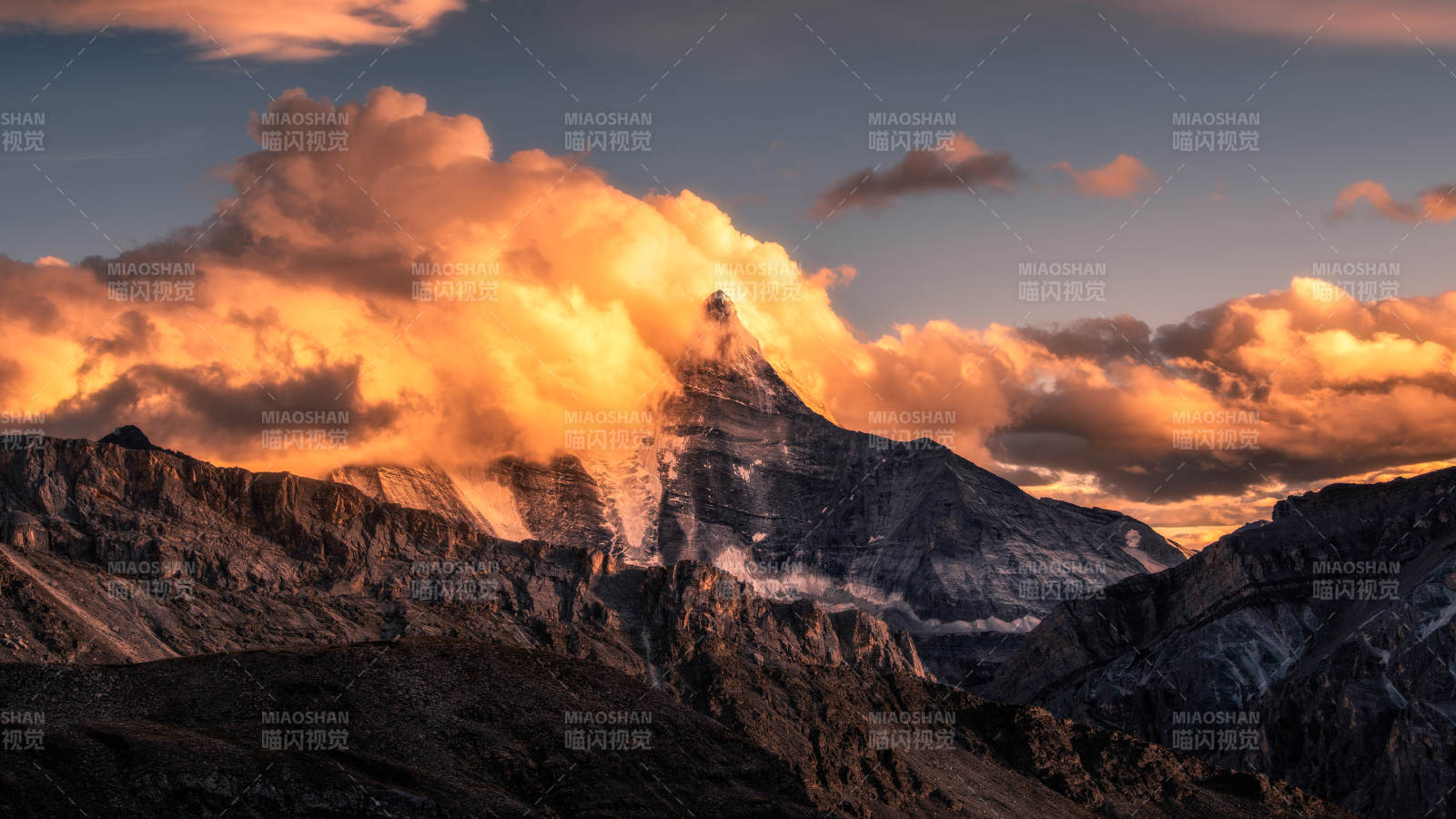 夕陽下的雄偉山峰