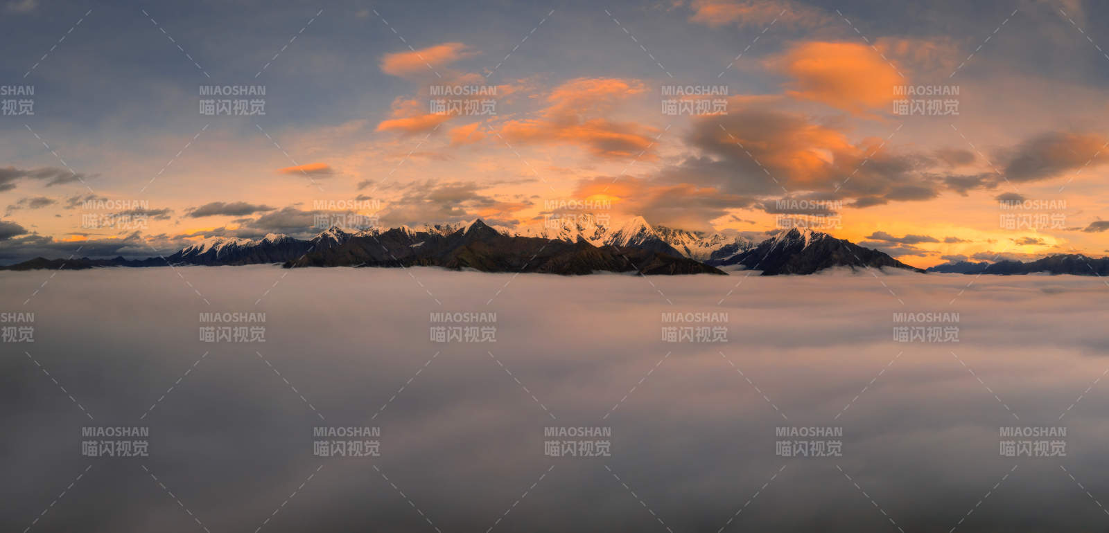 云海日出 雪山映霞