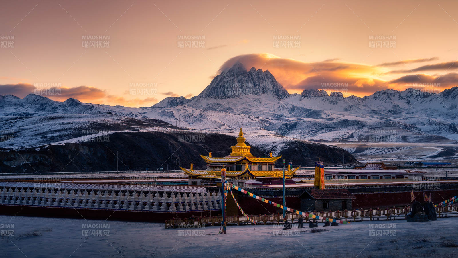 雪山下的金色寺廟