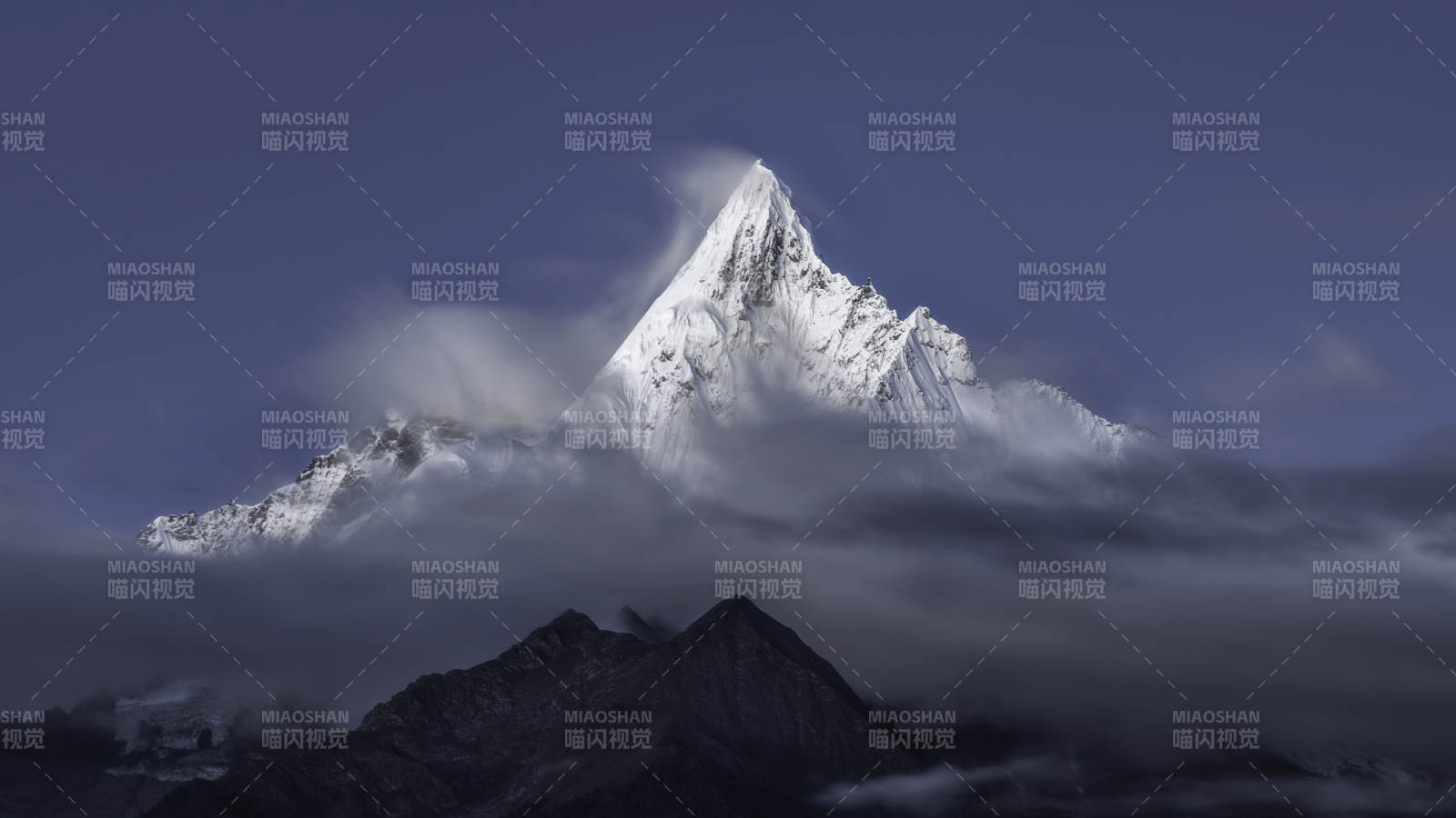 雪山之巔 云霧繚繞
