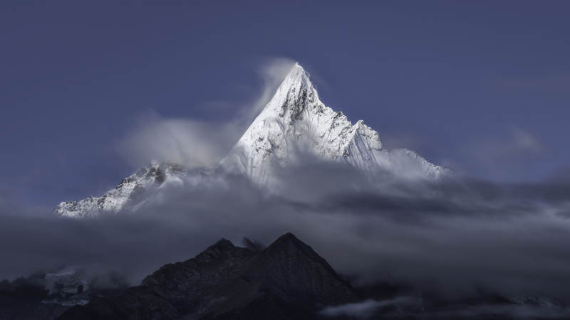 雪山之巔 云霧繚繞