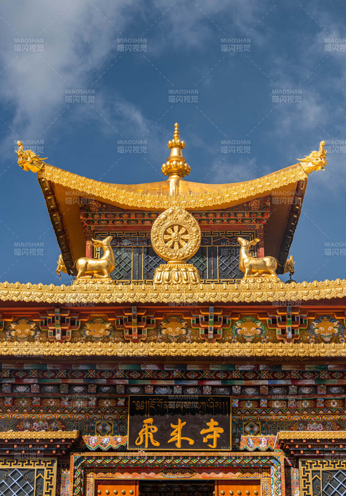 金色寺廟屋頂細節(jié)特寫