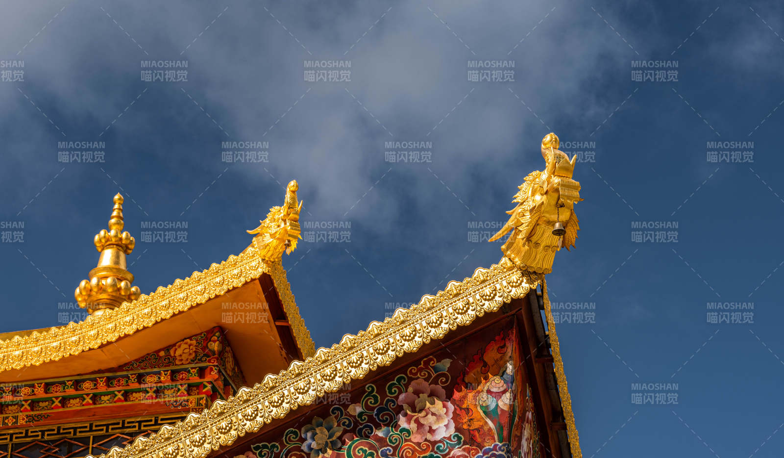金色寺廟屋頂與藍天