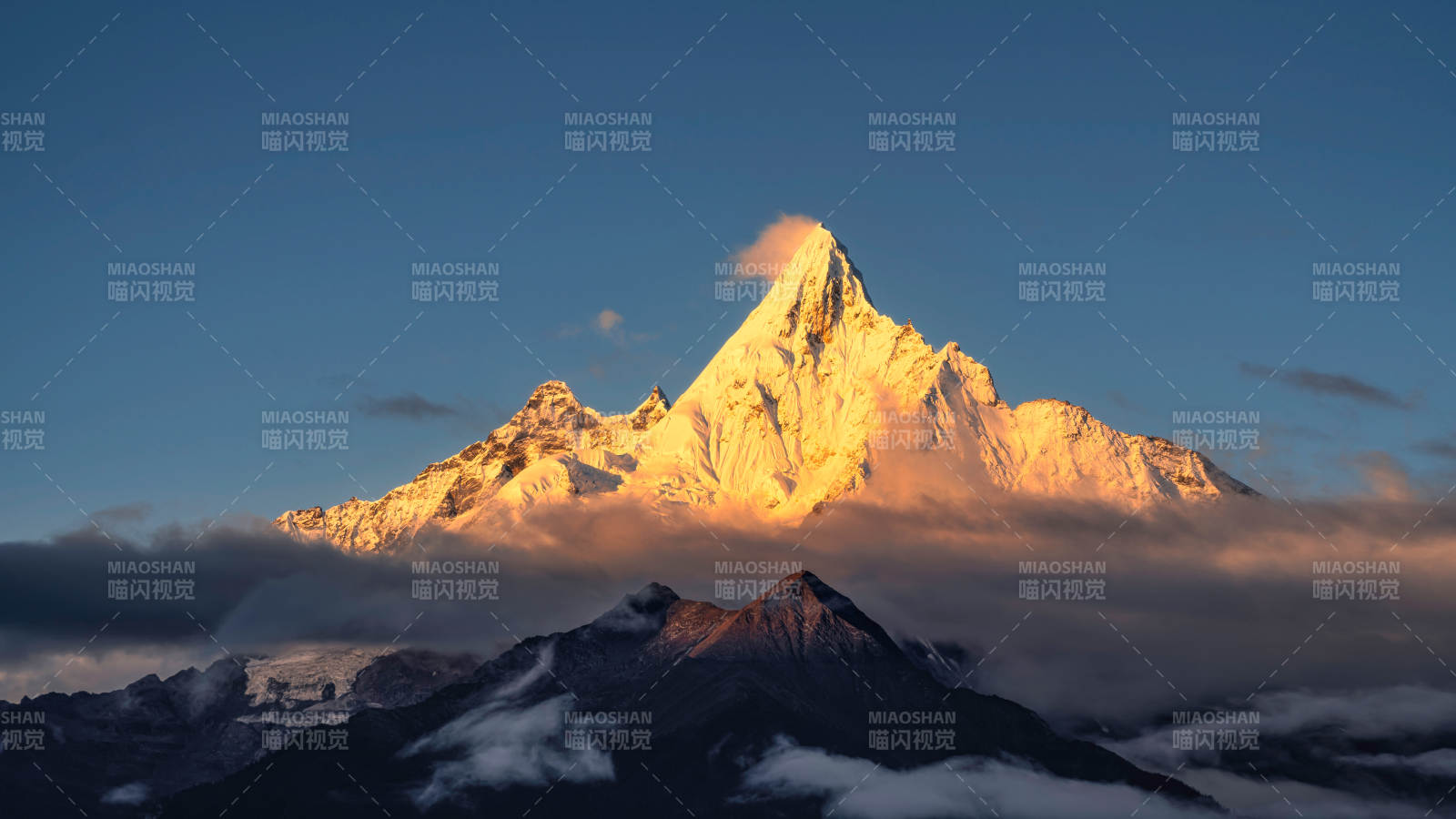雪山之巔 云海日輝