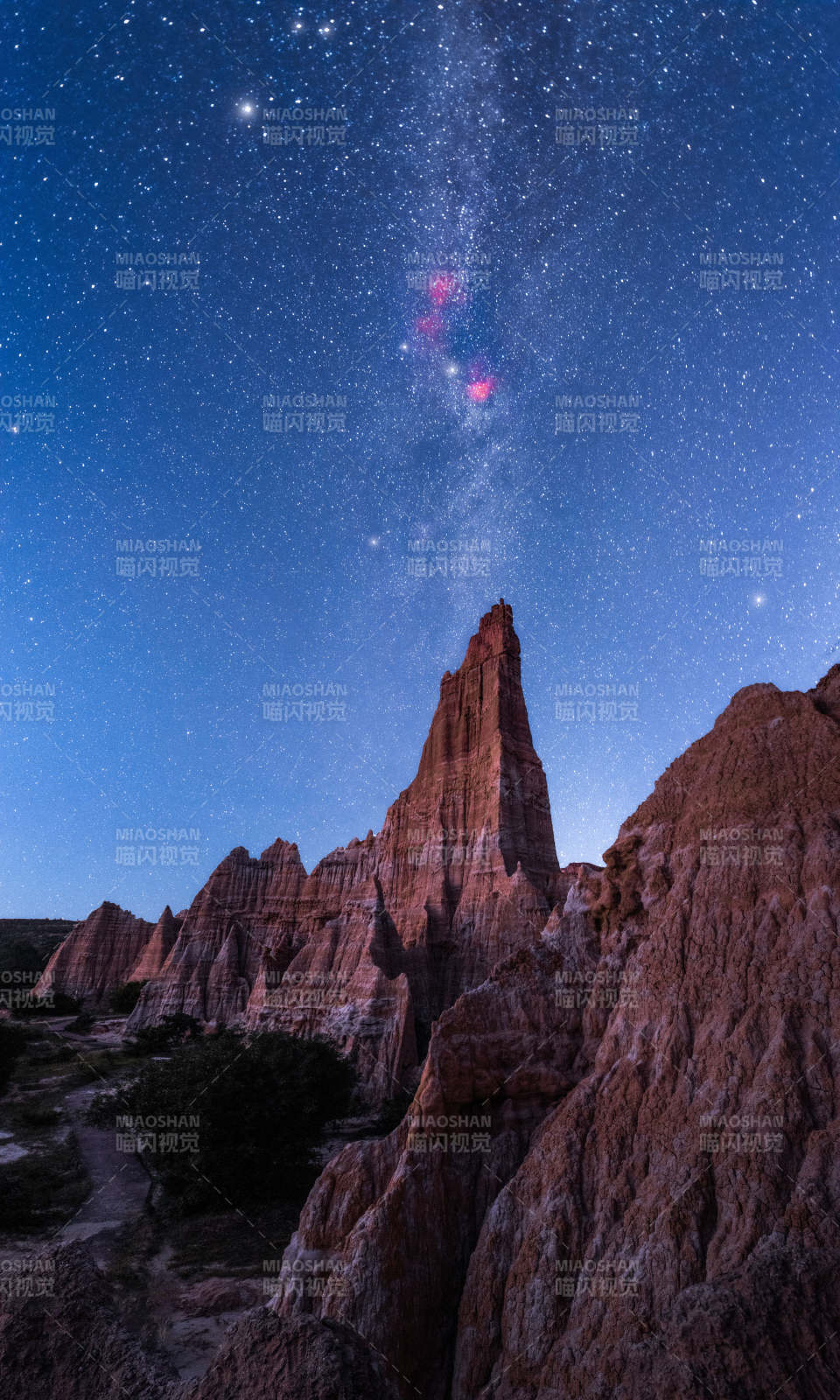 星空下的紅色巖峰