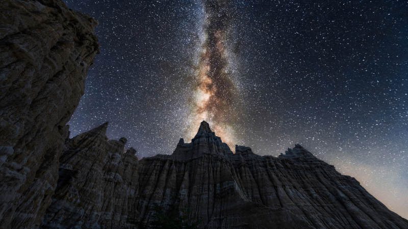星空下的巖峰奇觀