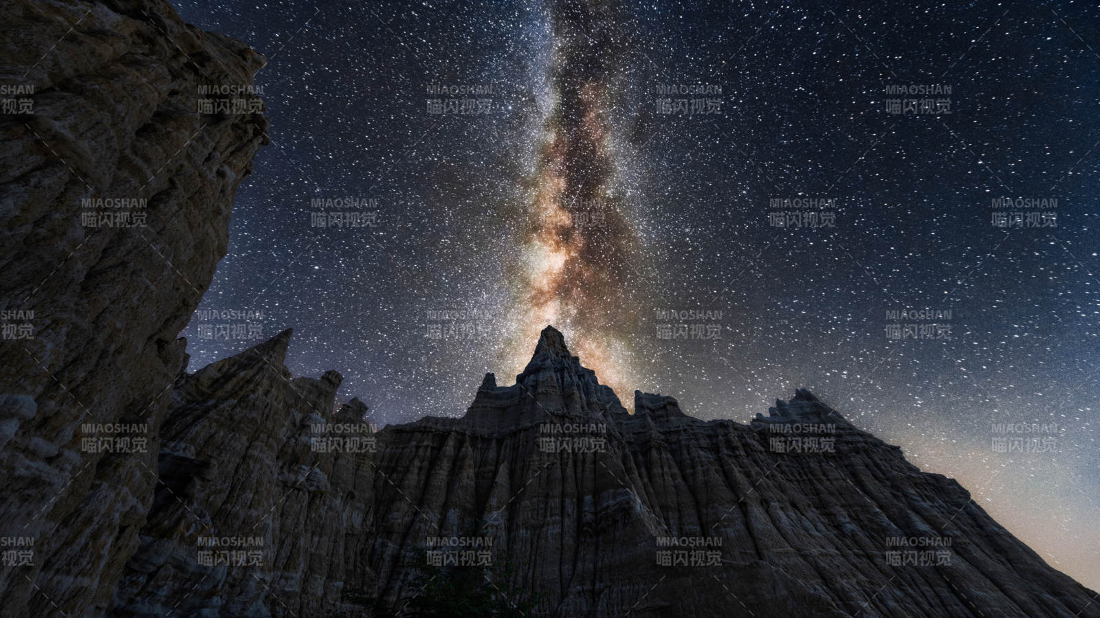 星空下的巖峰奇觀