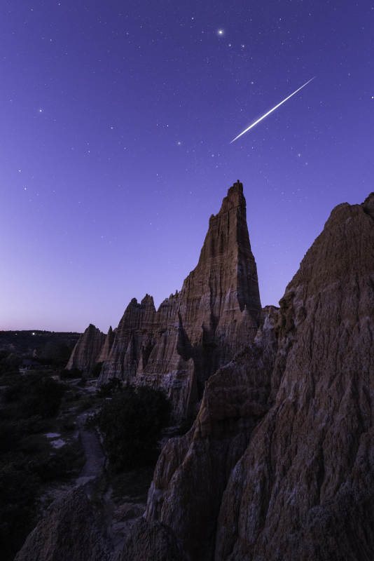 夜空流星劃過巖石山峰