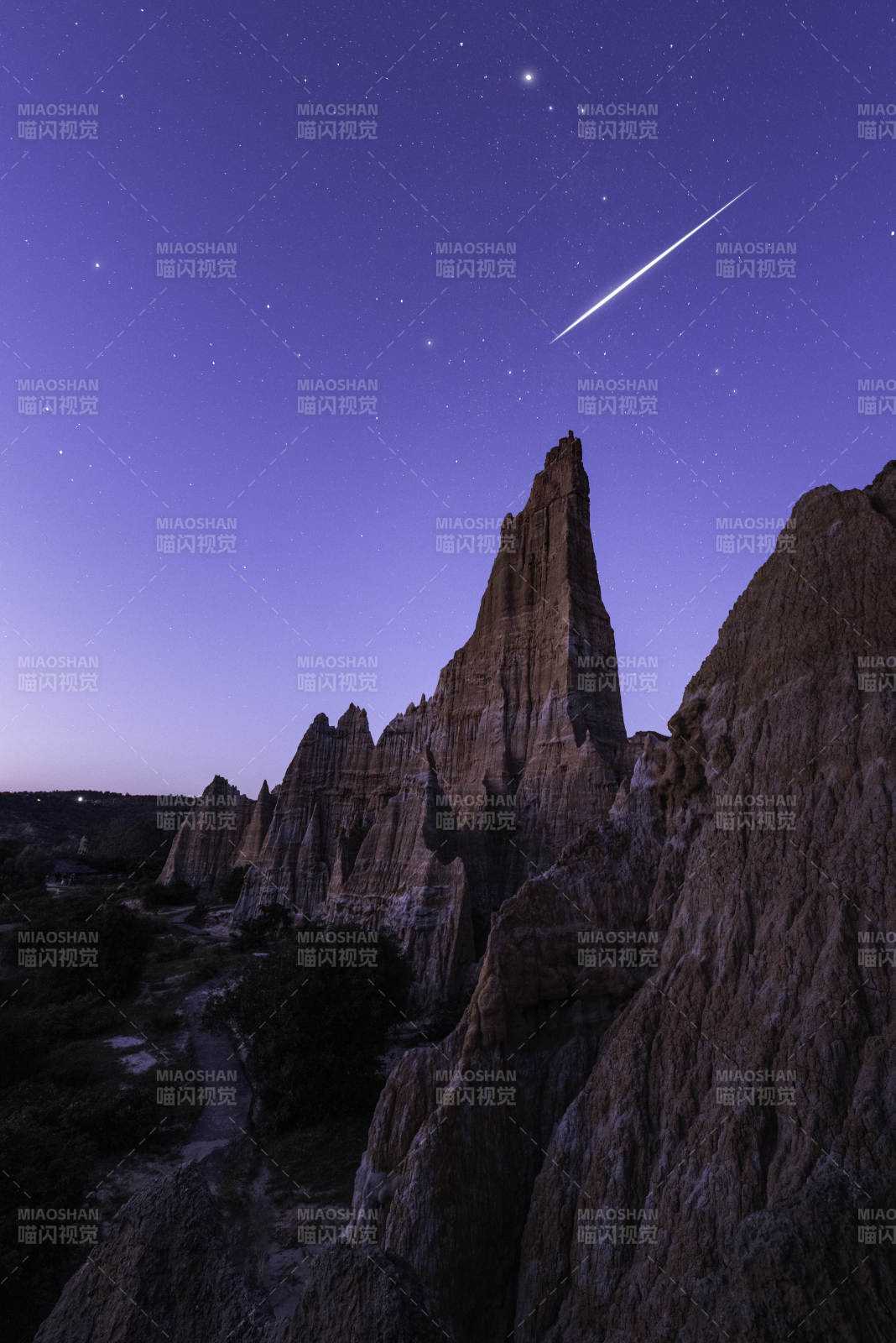 夜空流星劃過巖石山峰