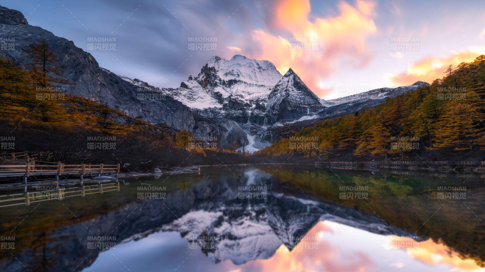 雪山湖畔夕陽映照