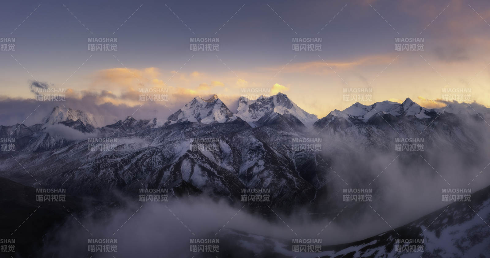 雪山云海 晨曦初照