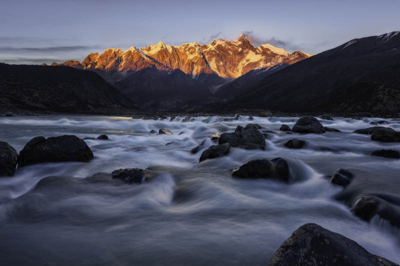 雪山下的湍流河景