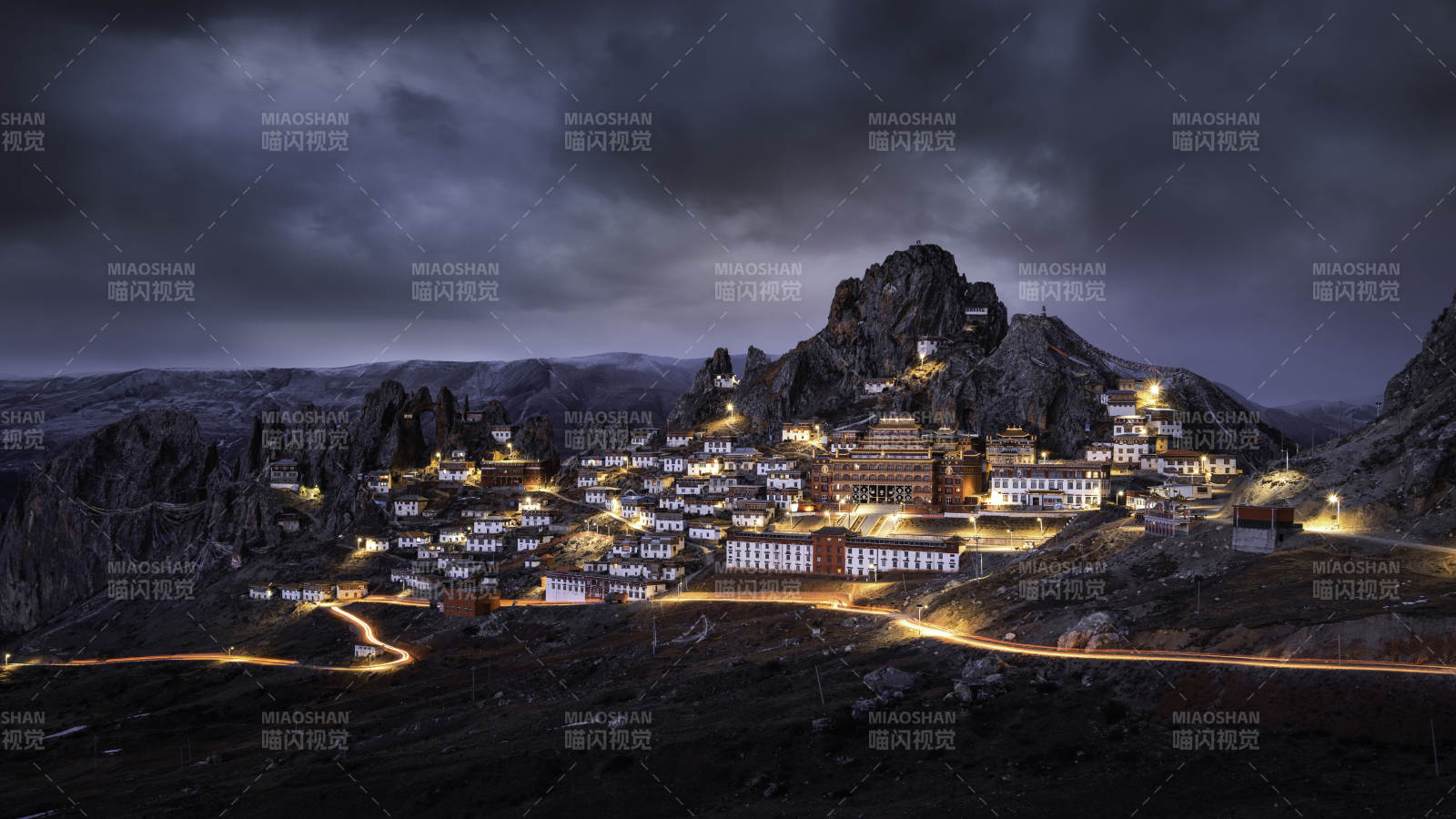 夜幕下的高原古城燈火輝煌