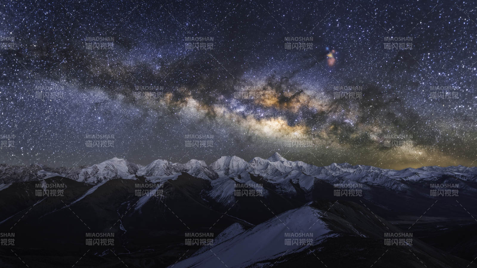 星空下的雪山