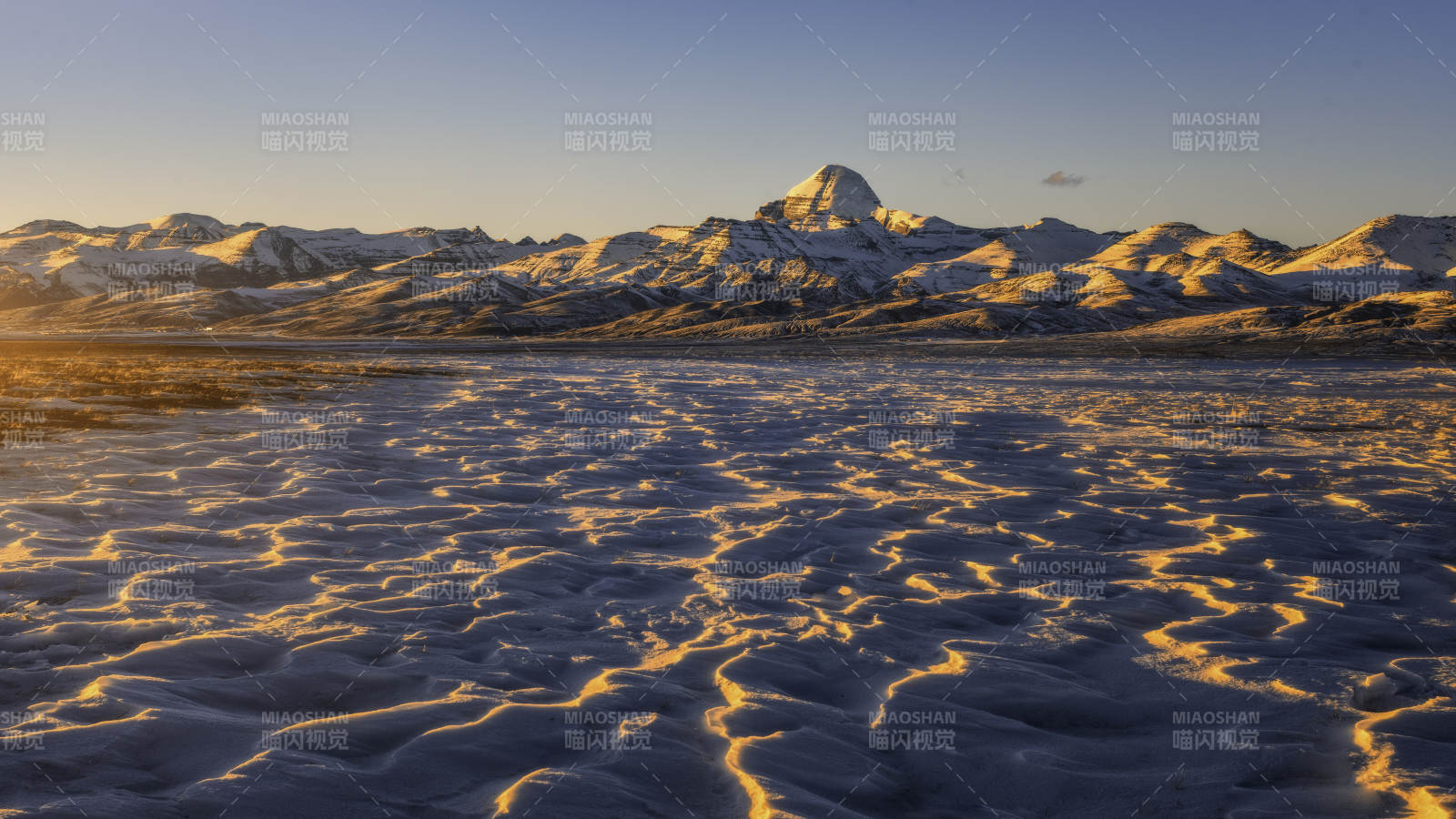 雪山映照金色沙丘