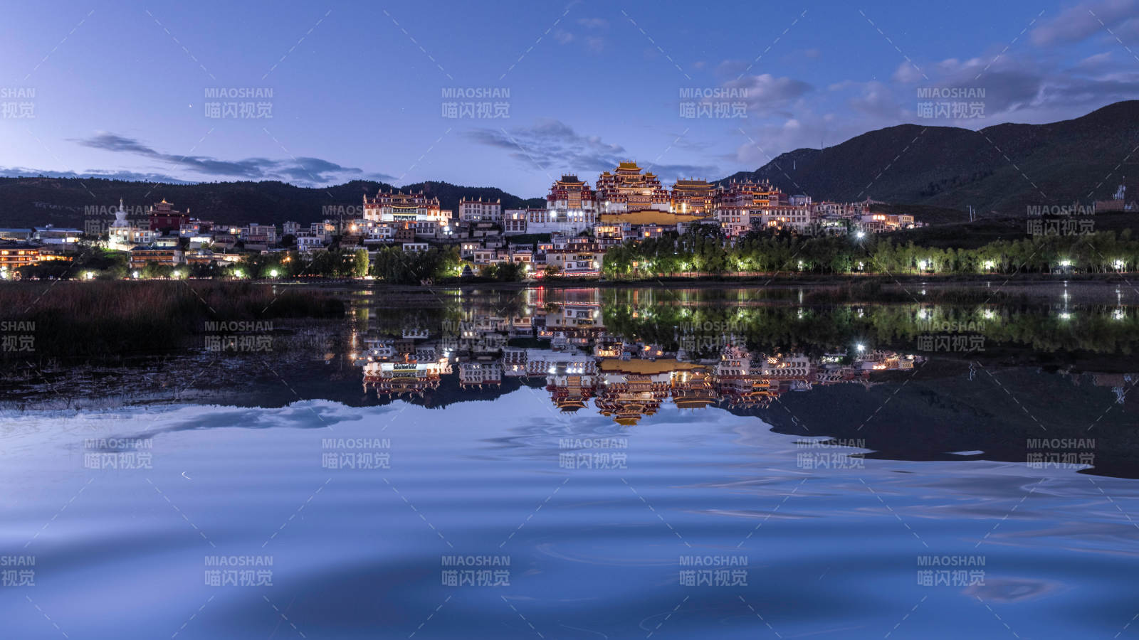 夜色中的湖畔古城倒影