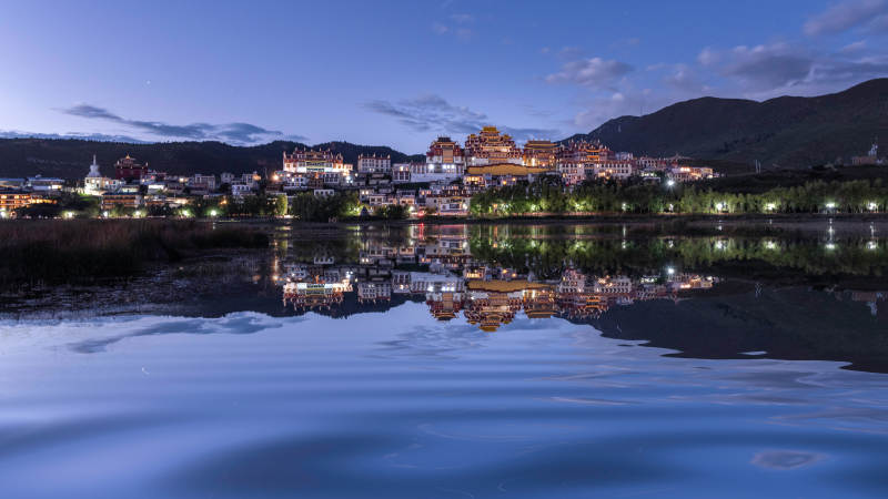 夜色中的湖畔古城倒影