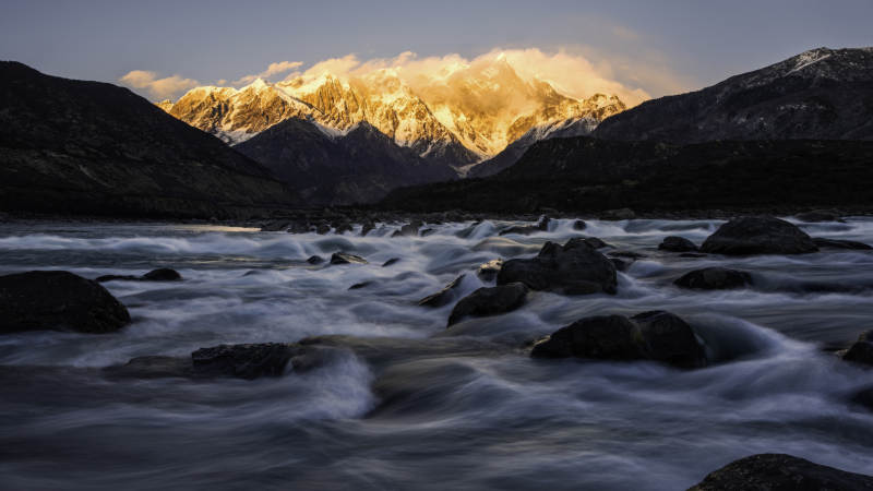 雪山映照 溪流潺潺