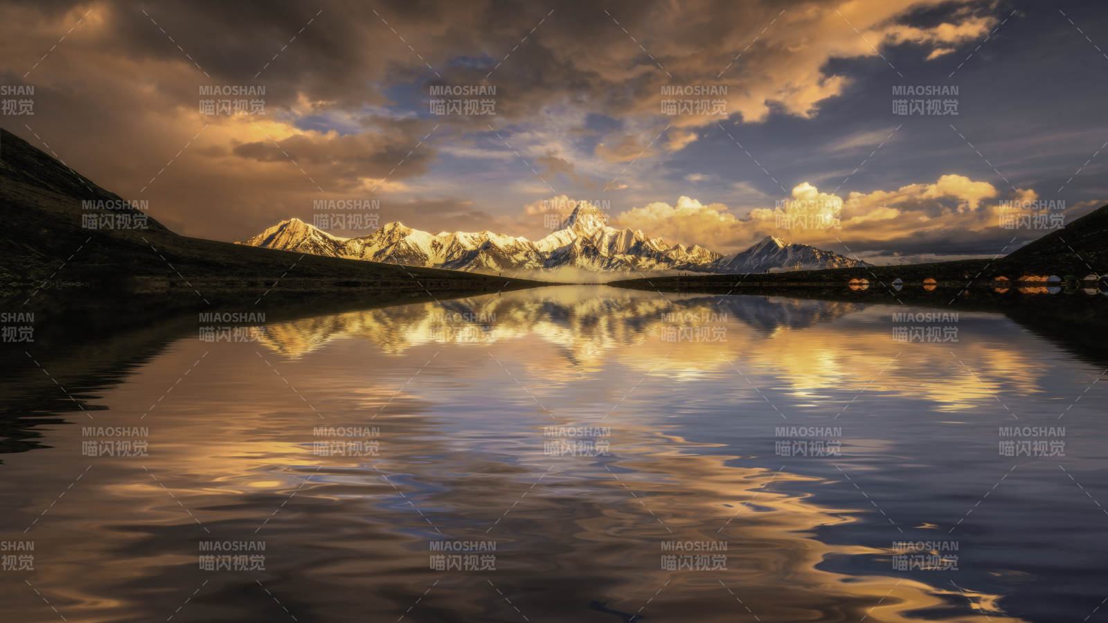 雪山湖畔夕陽映照
