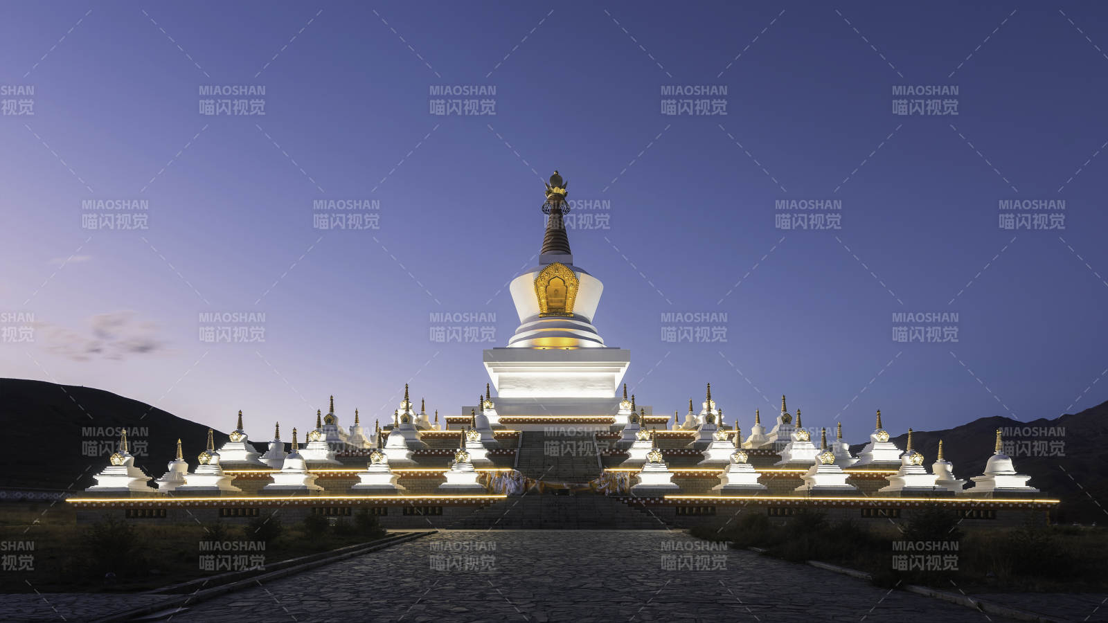 夜幕下的佛塔群景
