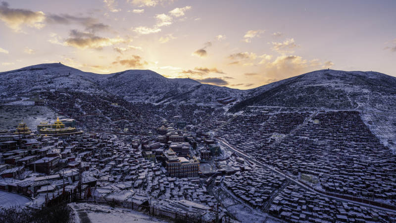 色達雪域高原的冬日晨曦