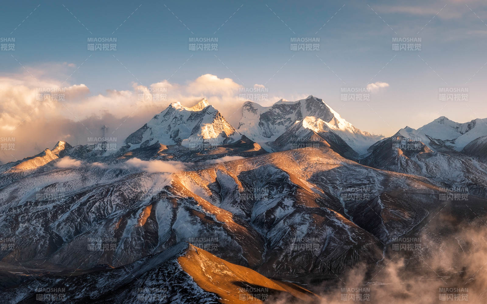 雪山晨曦 云海繚繞