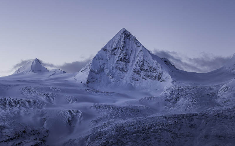 雪山之巔 靜謐壯觀