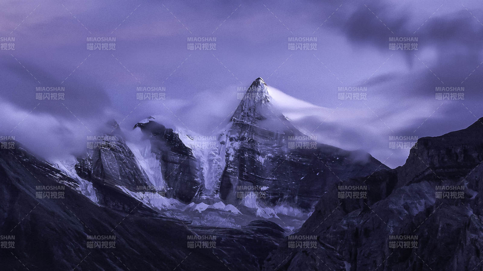 雪山之巔 云霧繚繞