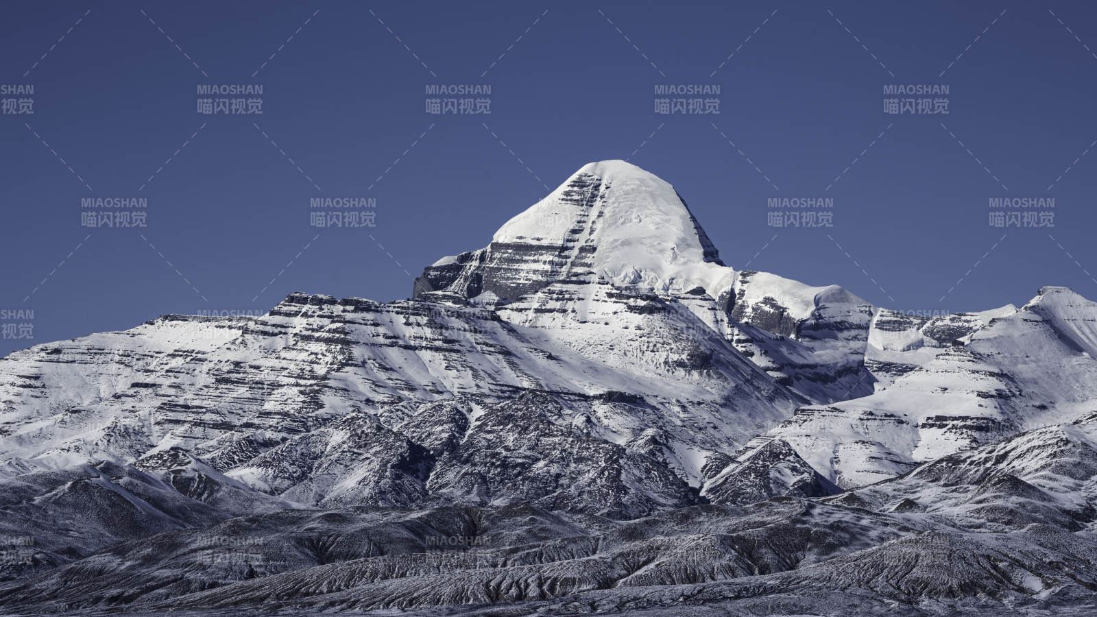 雪山之巔 靜謐壯觀