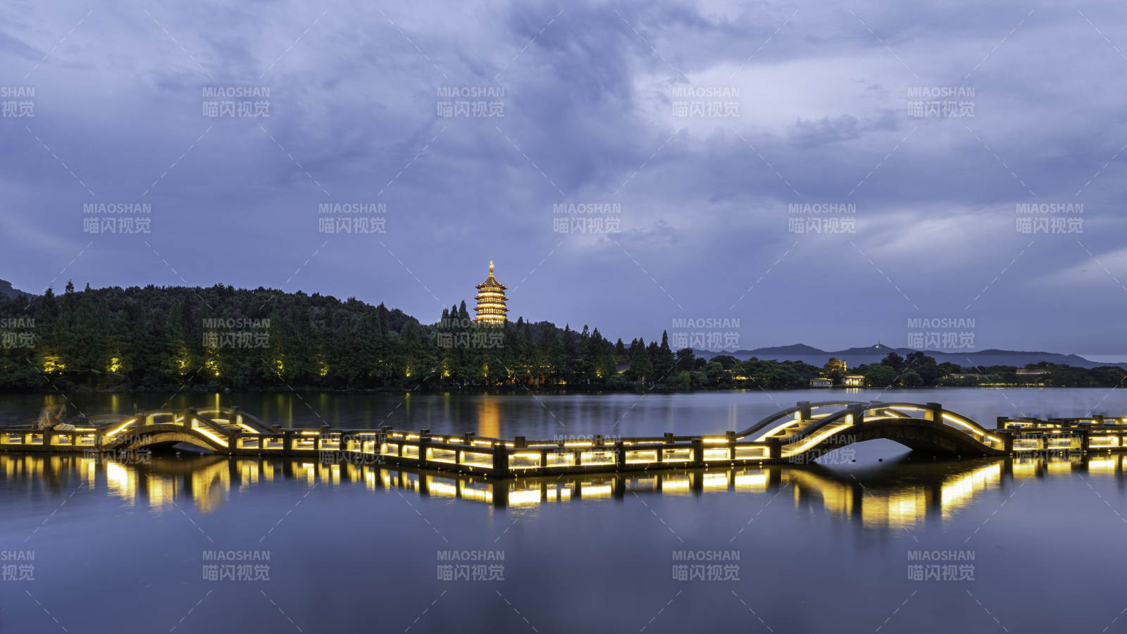 湖畔夜景 塔影橋燈