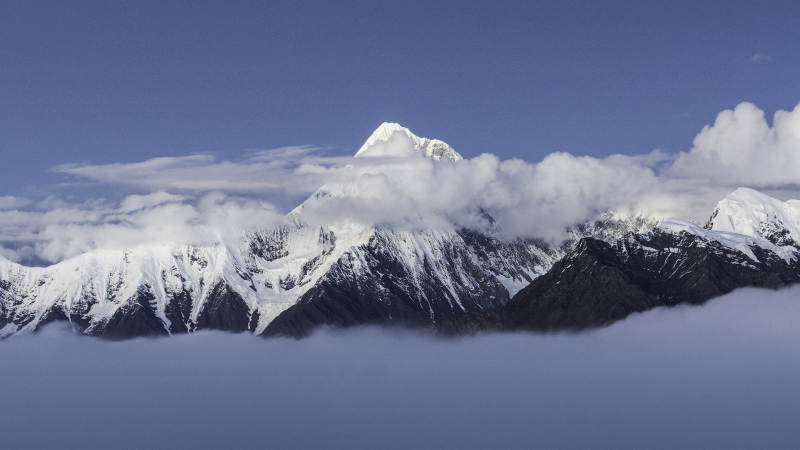 雪山云海 壯麗景色