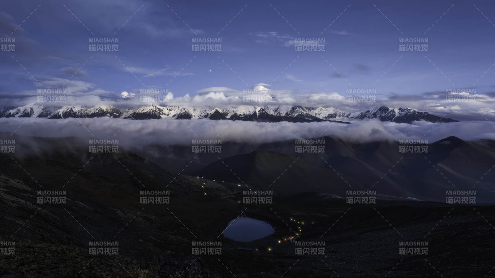 雪山云海夜景圖