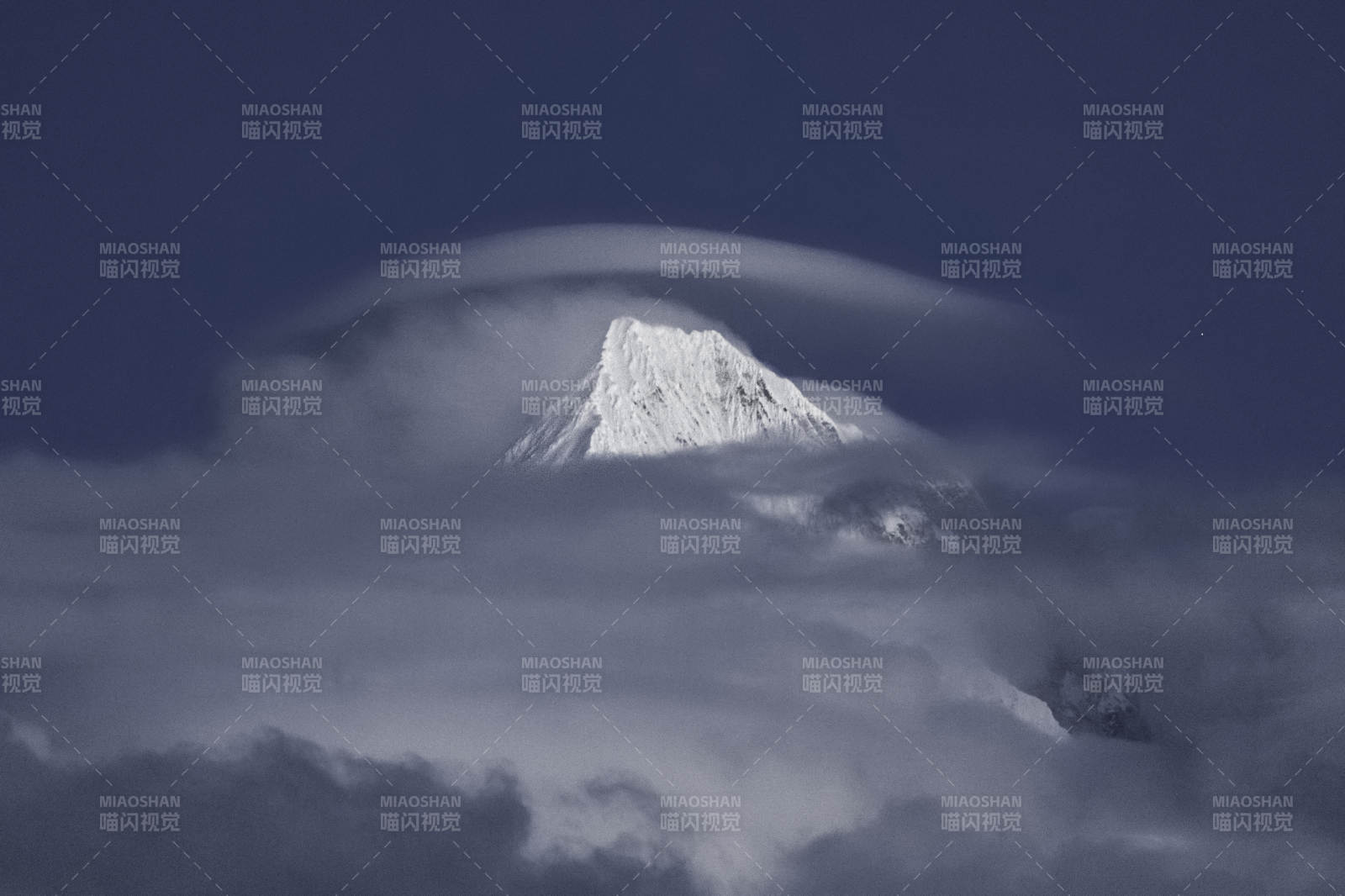 雪山云海 神秘之巔