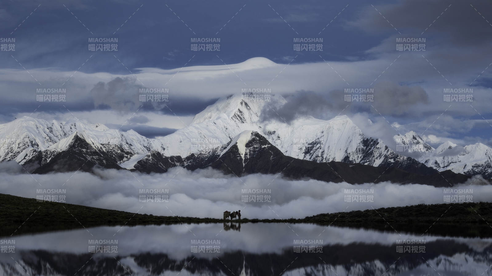 雪山倒影 云海孤行