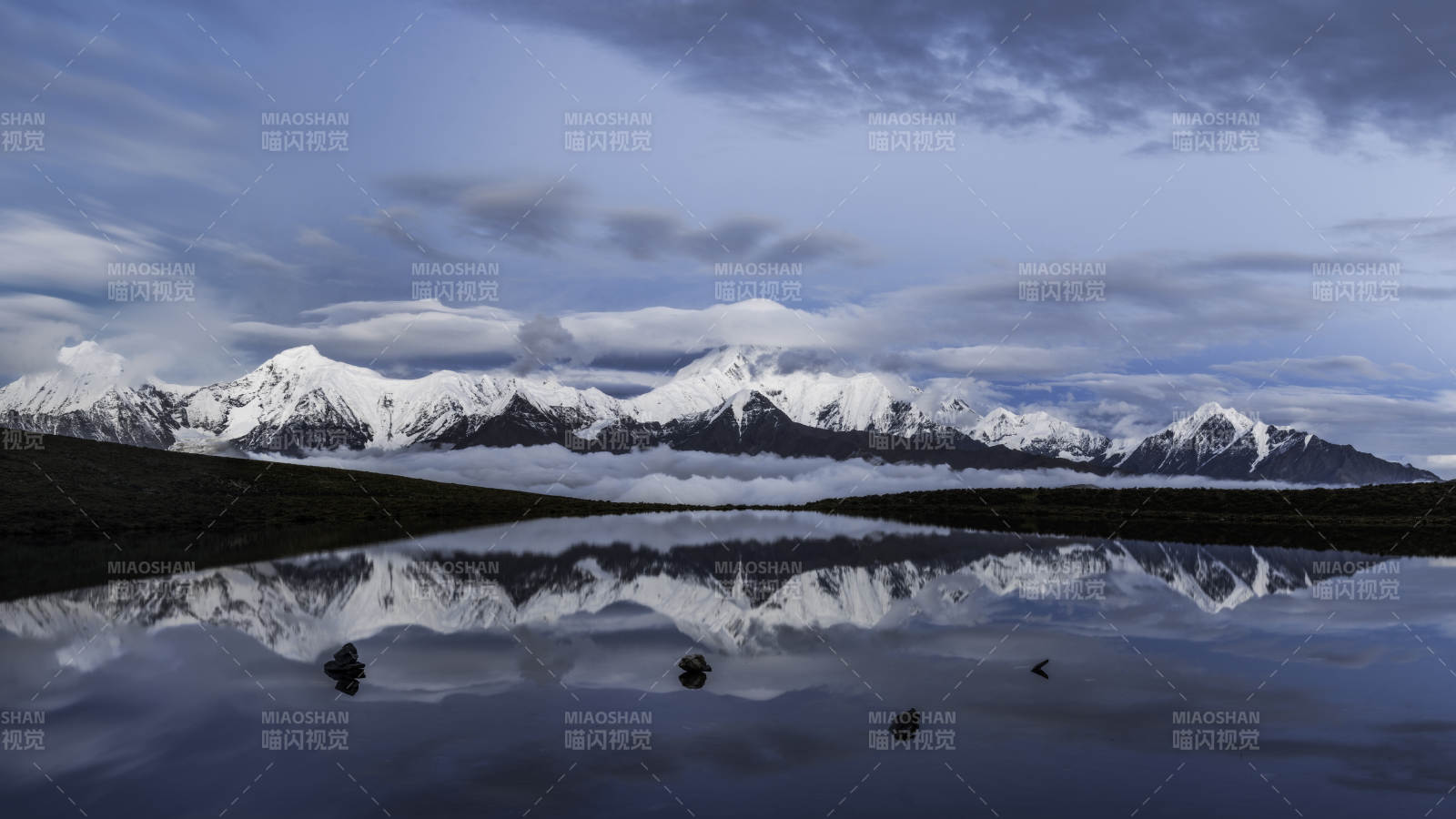 雪山倒影 靜謐湖面
