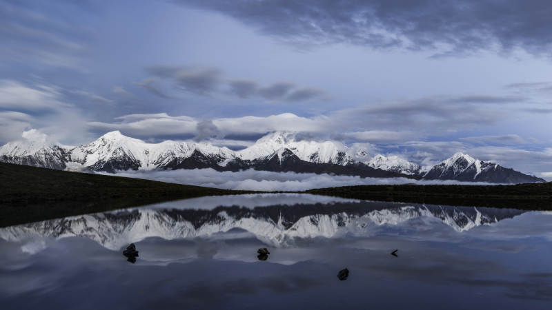 雪山倒影 靜謐湖面
