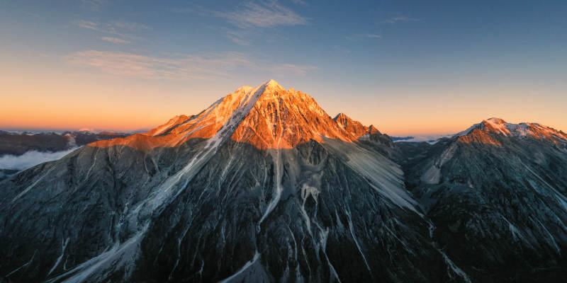 雪山晨曦 壮丽辉煌