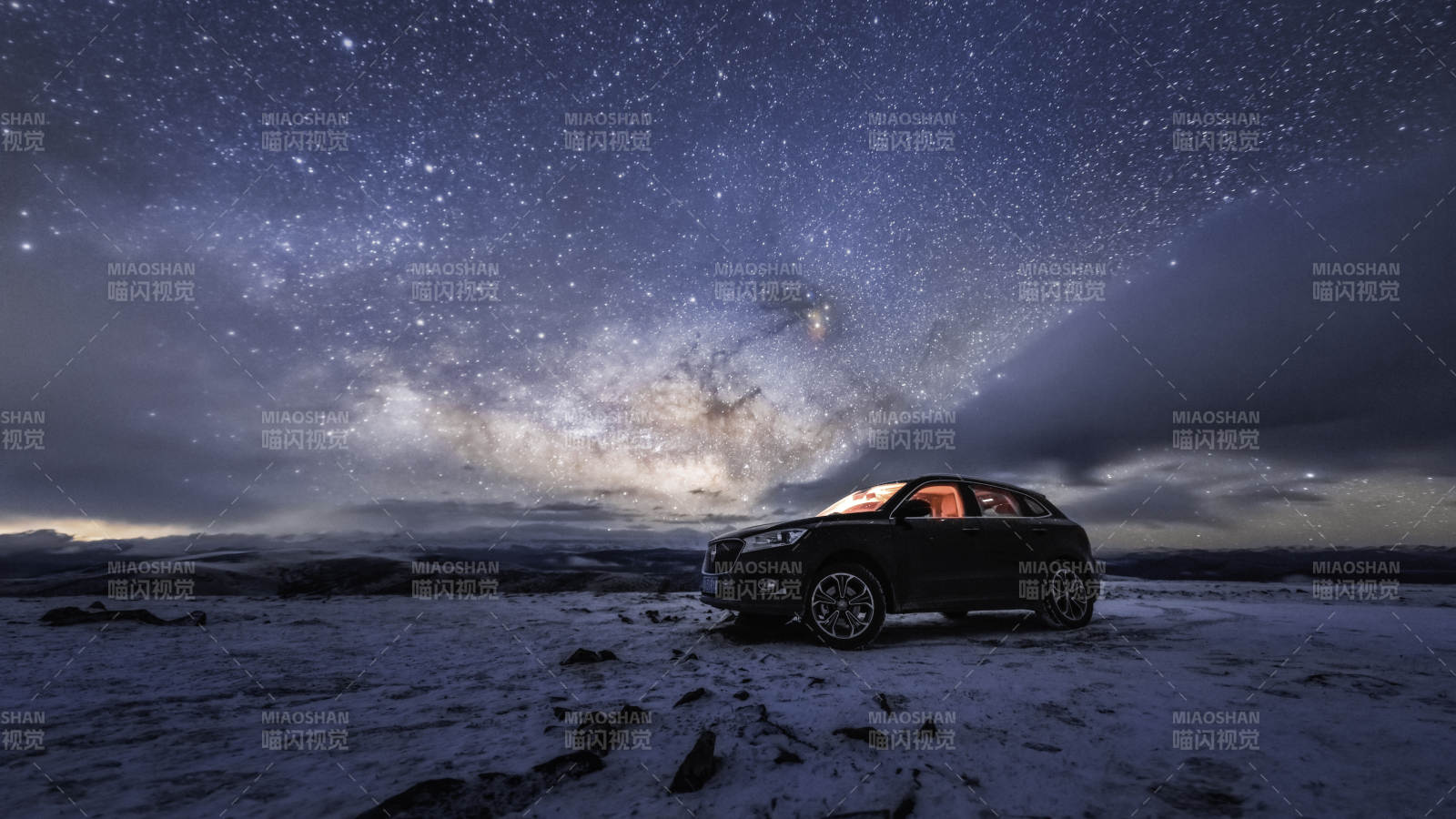 星夜雪地 車影靜謐